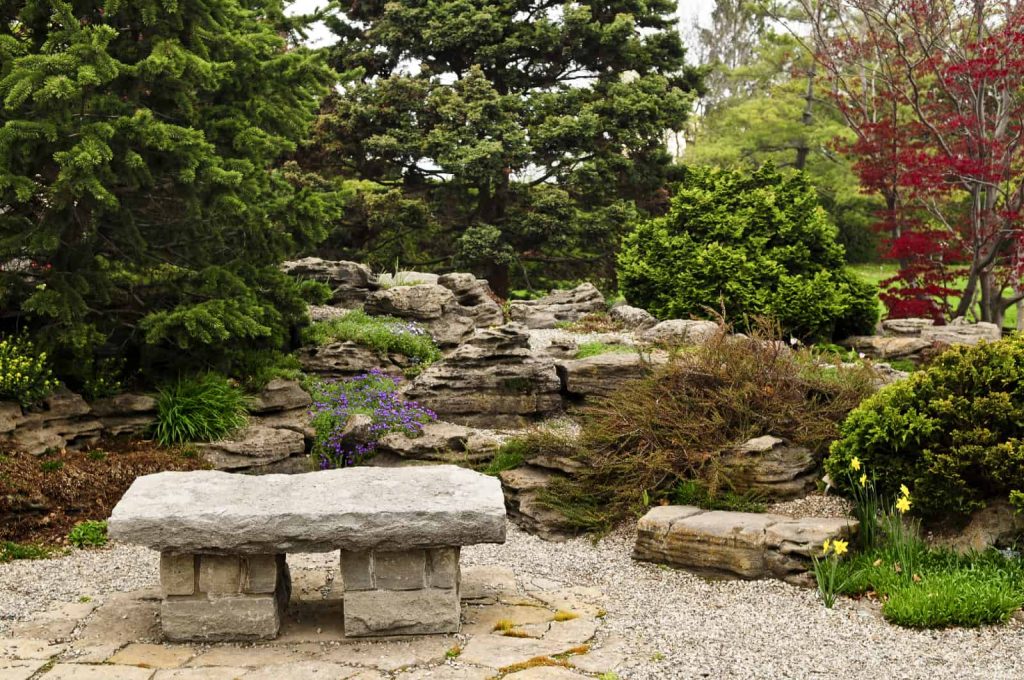 Un banc en pierre dans un jardin zen